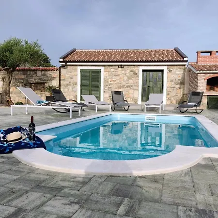 Pool House Maro *