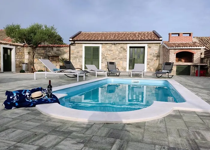 Pool House Maro *