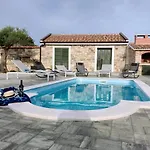 Pool House Maro *