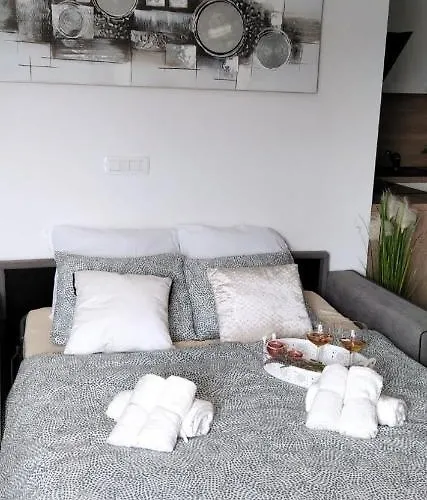 Pool House Maro נין