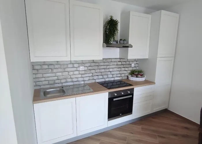 Pool House Maro * נין