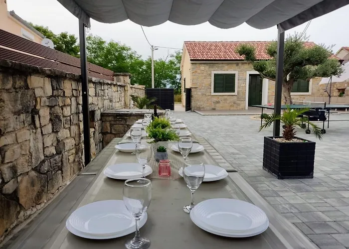 Pool House Maro * נין